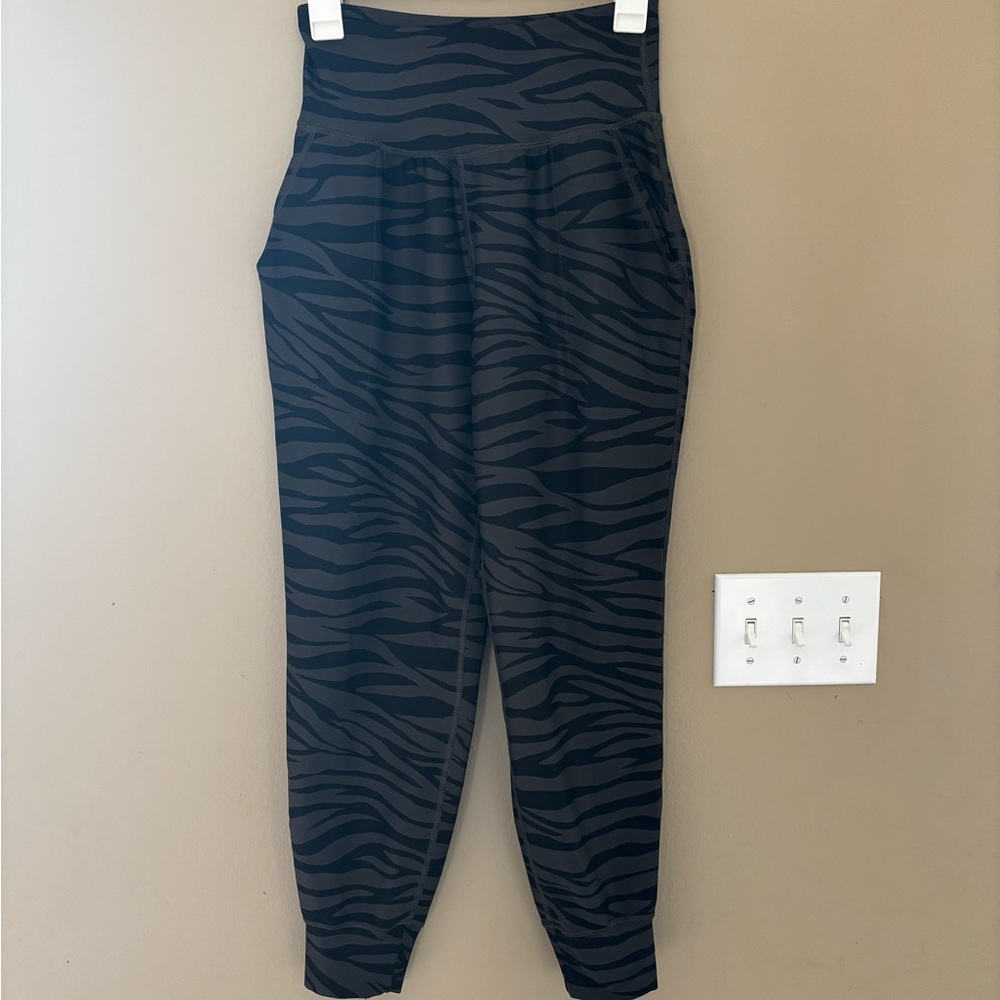 Old Navy Active Powersoft Joggers Small Black & Gray Zebra Print High Rise 7/8